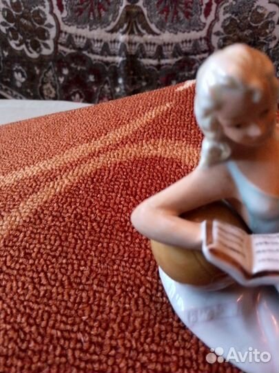 Купальщица фарфоровая