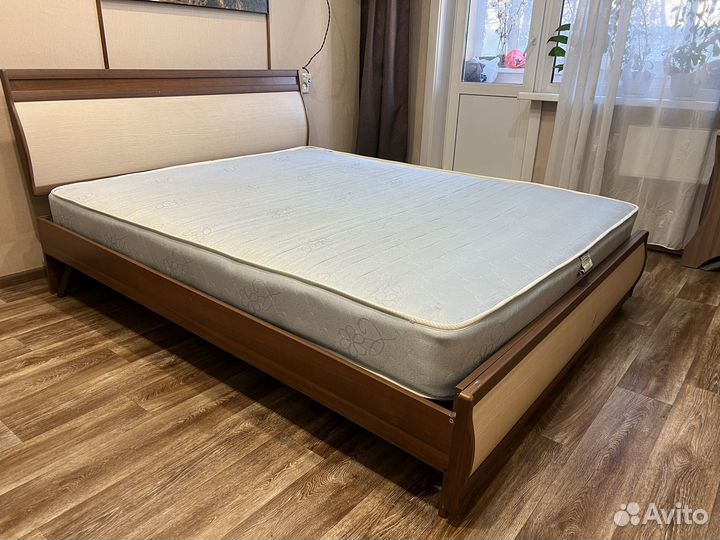 Кровать с матрасом
