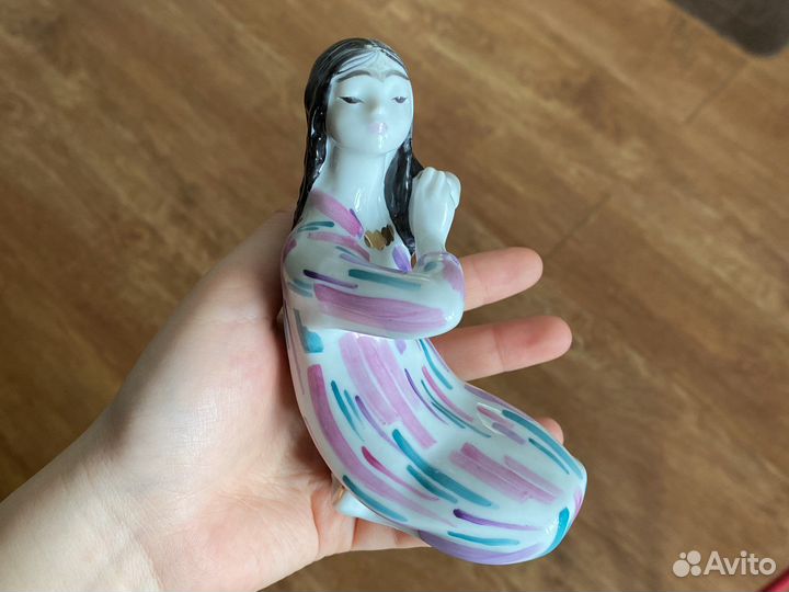Фарфоровая статуэтка «Узбечка заплетающая косы»