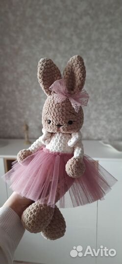 Вязаная зайка игрушка