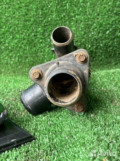 Термостат с корпусом YL8E-8K528-AC escape