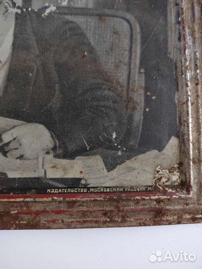 Старинная плакетка Ленин читает Правду