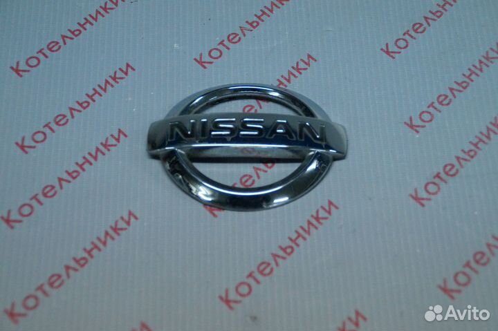 Nissan 90890-AU200 Эмблема задняя