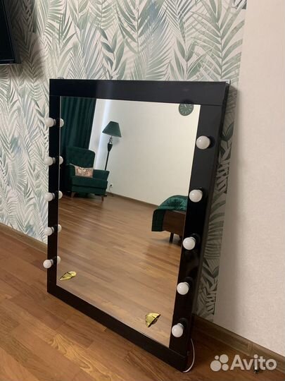 Гримерное зеркало с лампочками