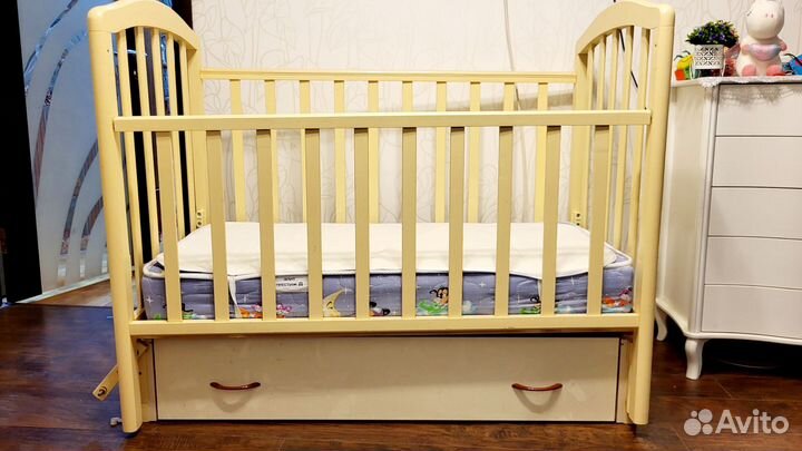 Детская кроватка с продольным маятником