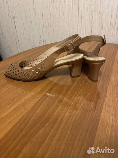 Босоножки женск 37 разм каблук 5 см,натур лак