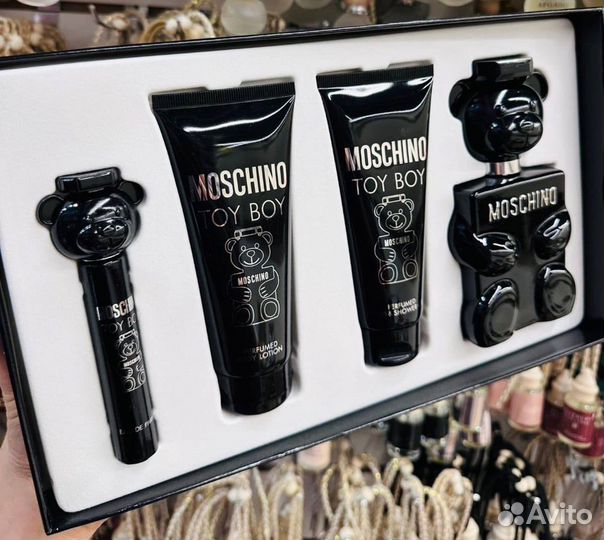 Наборы Moschino и свечи Chanel