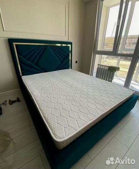 Белая кровать