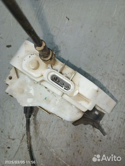 Замок двери передний левый Renault Megane K4M 2008