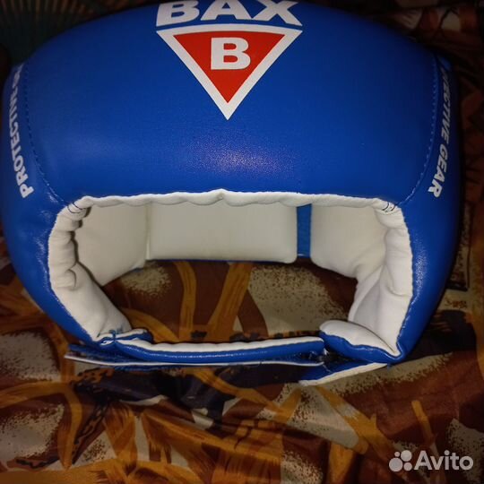 Шлем и перчатки для бокса