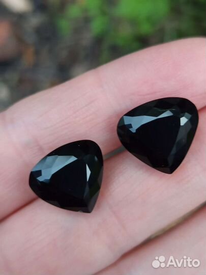 Природный чёрный турмалин шерл