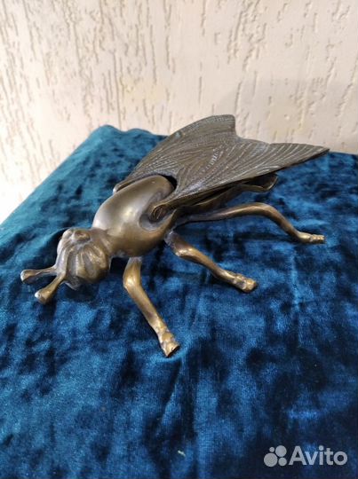 Бронзовая статуэтка пепельница пчела