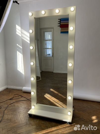 Гримерное зеркало с лампочками