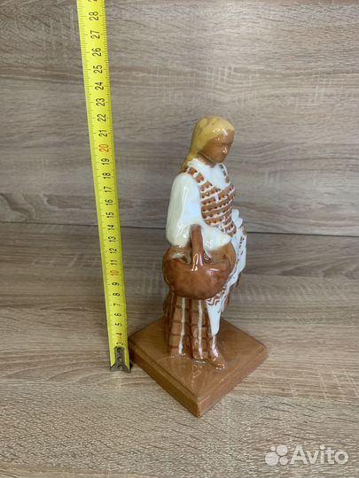 Статуэтка девушка в национальном костюме