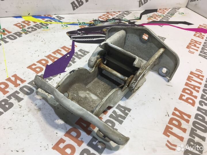 Рено Трафик Петля нижняя задней двери Лев