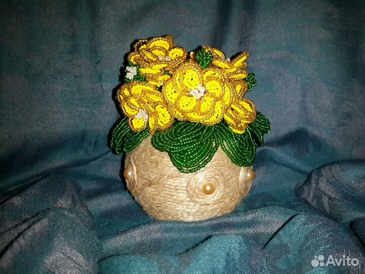 Цветок из бисера в горшке