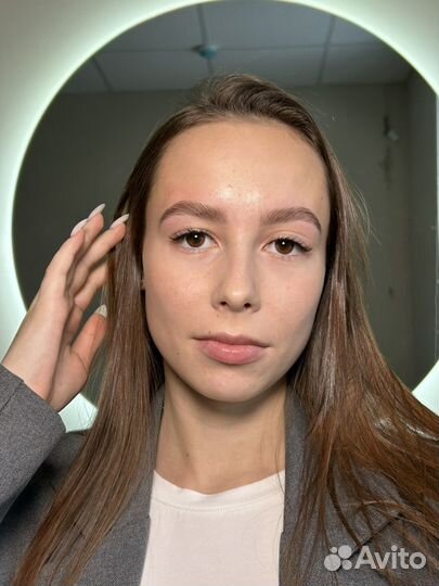 Модель на брови