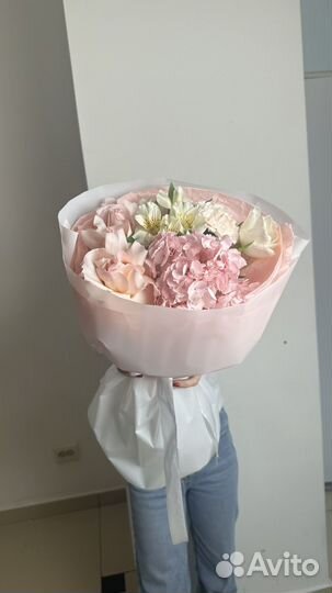 Пышный букет с гортензией