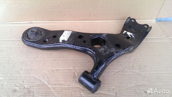 Новый передний рычаг Аурис Королла Приус Авенсис