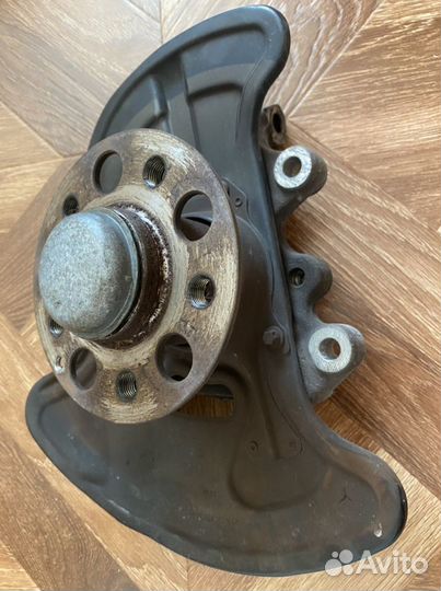 Кулак передний левый мерседес с 204