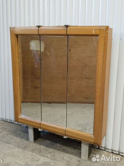 Зеркало с полочкам для ванной комнаты