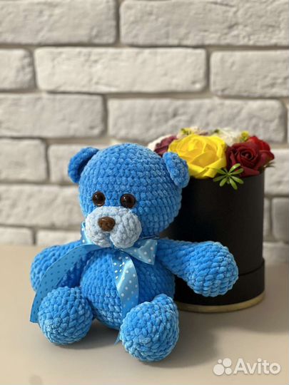 Плюшевый вязаный медведь