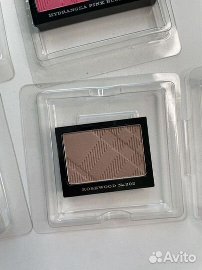 Румяна Burberry Light Glow Blush, тени 103, 202