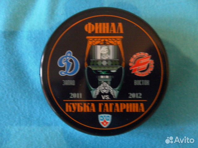 Шайбы хоккейные и вымпел