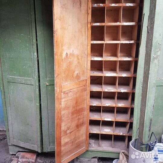 Деревянный шкаф
