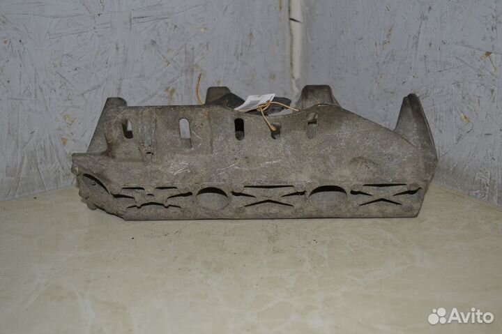 Кронштейн впускного коллектора Renault Logan