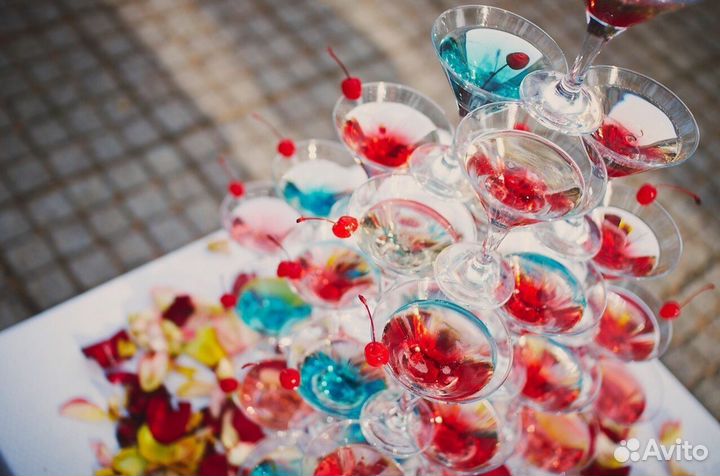 Пирамиды из бокалов с шампанским или коктейлями