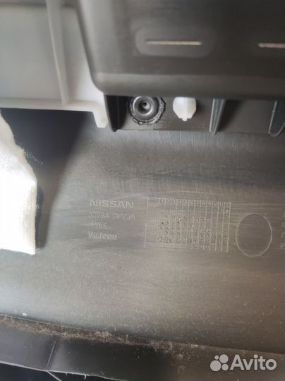 Обшивка двери Nissan Navara D40