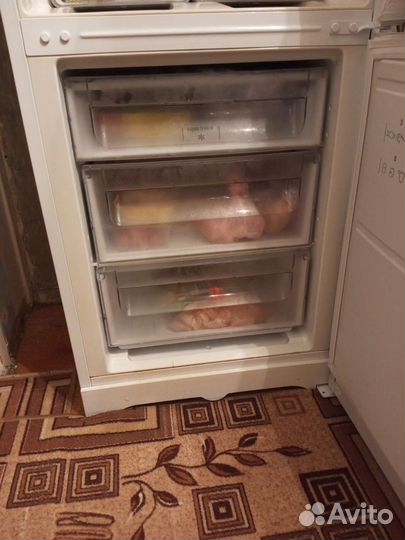 Холодильник Hotpoint-Ariston