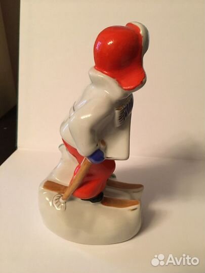 Фарфоровая статуэтка «Лыжник»