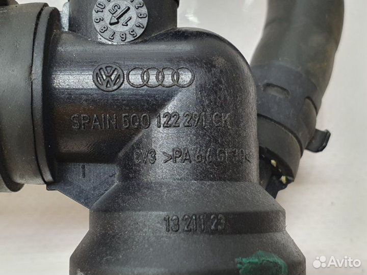 Патрубок системы охлаждения Volkswagen Jetta 6 1.4