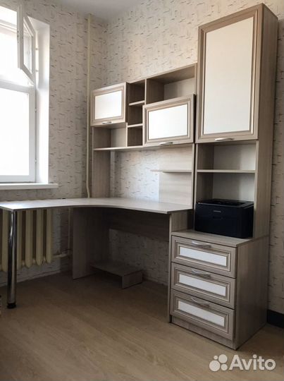Угловой стол с надстройкой и стеллажом