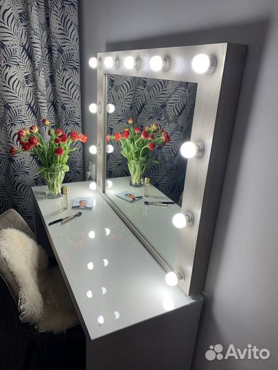 Гримерное зеркало с лампами