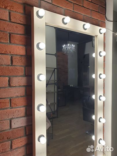 Деревянное зеркало с лампочками