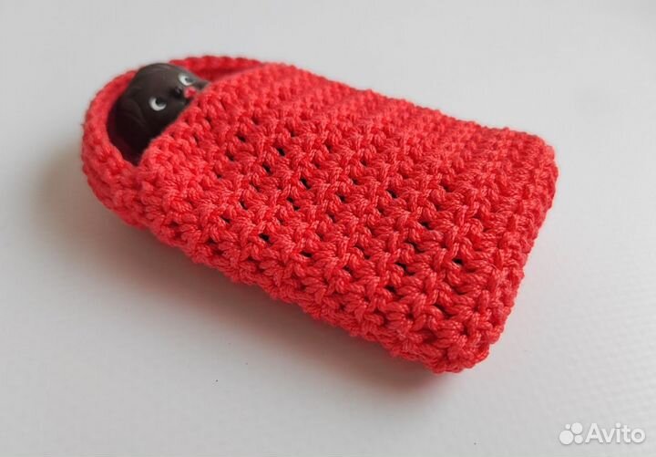 Малыш афроамериканец в вязанном конвертике