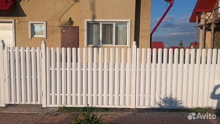 Забор из евроштакетника