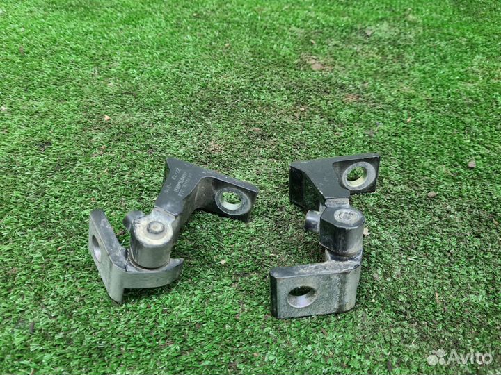 Петля двери передняя левая Audi A6