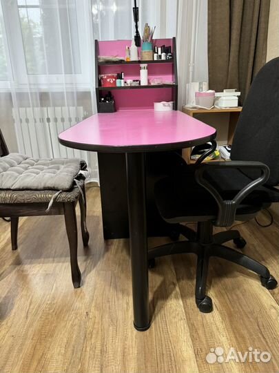 Маникюрный стол