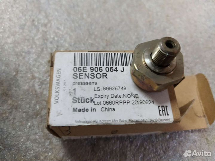 Датчик давления масла Audi Q7 4m. Номер: 06E906054
