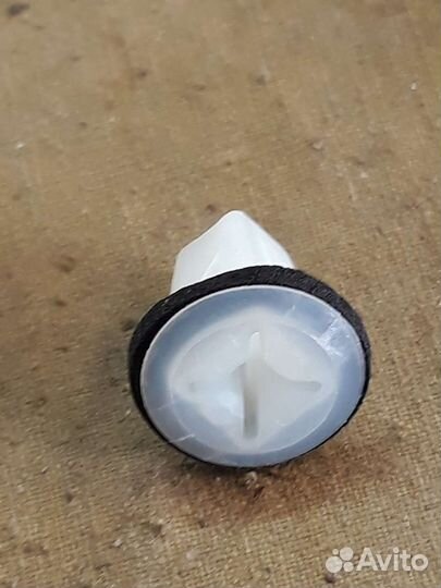 Мазда клипса пластиковая mazda