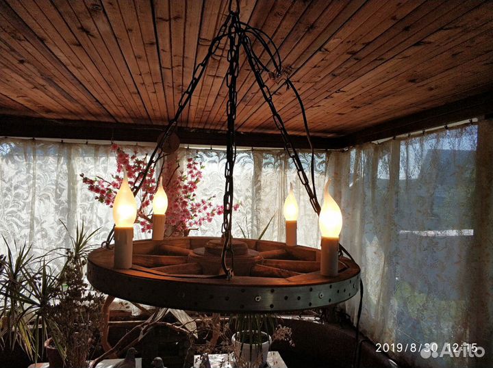 Колесо от телеги - люстра