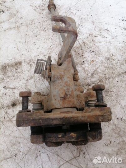 Суппорт тормозной задний правый Nissan Primera P11