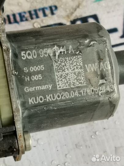 Моторчик стеклоподъемника зад. левый Skoda Octavia