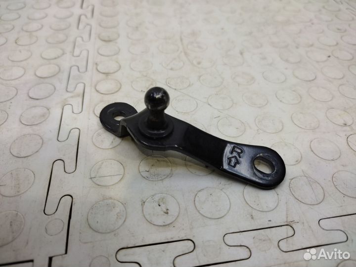 Кронштейн амортизатора задний правый Lexus Rx 4