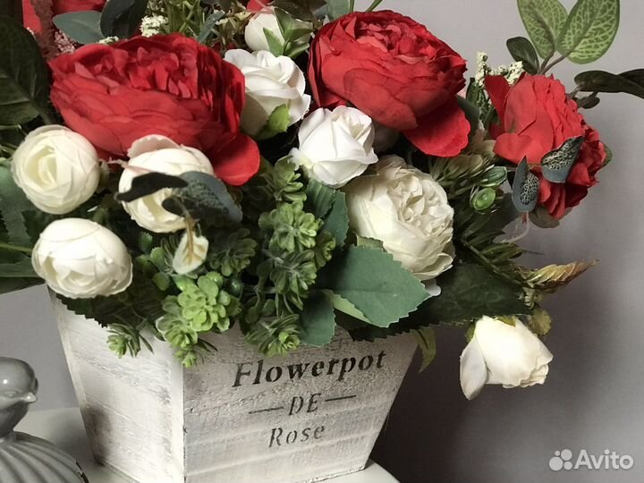 Искусственные цветы в вазе на ножке