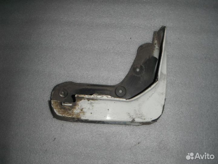 Брызговик передний Mercedes C207 E